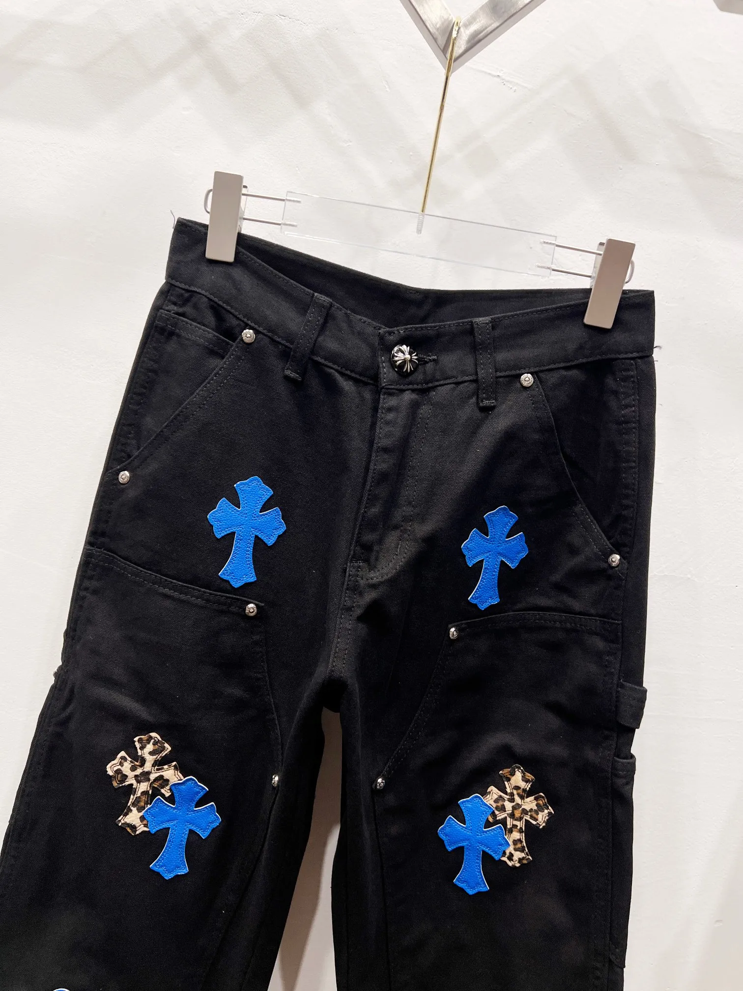P290 Style No.: (r031) chrome hearts Top Cow King F&F Limited to friends and family 1of1 Carhartt base version Jeans Three-dimensional version Loose and comfortable, not picky about body shape Look taller and slimmer Factory Seiko Original factory quality control Same style for men and women Can be matched with couples Versatile recommendation Must-have jeans for all seasons Hipsters have been disappointed From the quality selection of fabrics, the tailoring of details, and the matching of patterns are impeccable! The upper body is so handsome when worn...it can be easily worn by men, women and children! The craftsmanship is made of heavy-duty washed pure cotton denim fabric. After washing, it is soft and thick and looks very stylish when worn. Size: 28, 30, 32, 34, 36 (S-XXL) Color: black